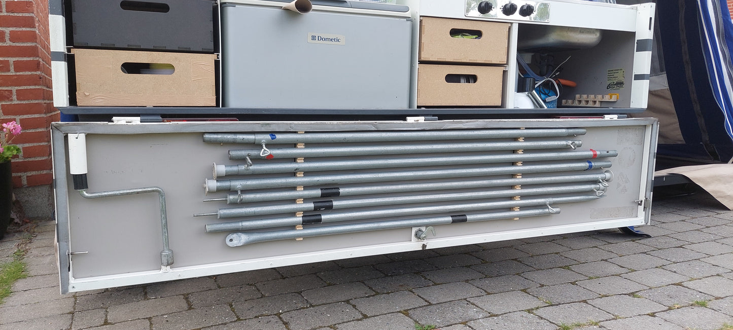 Stang holder til Combi Camp - præmonteret med Tesa tape.